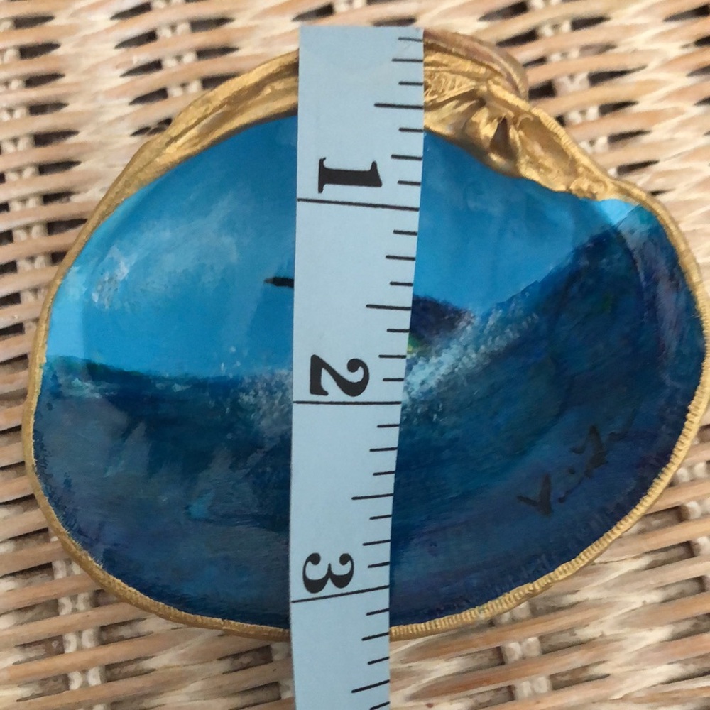 Hand Painted Clam Shell - Picture 5 of 5